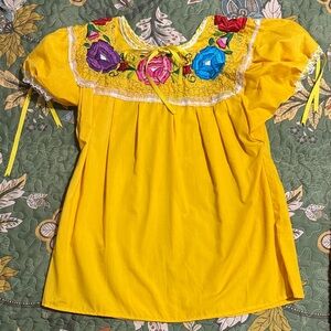 Yellow embroidered Mexican shirt . M-L